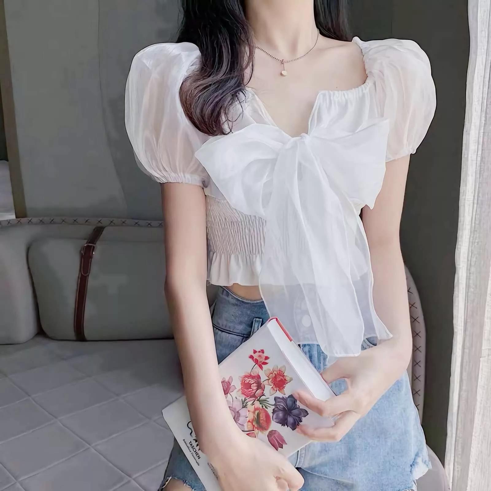最新女生露锁骨头像，小巷深处的时尚魅力